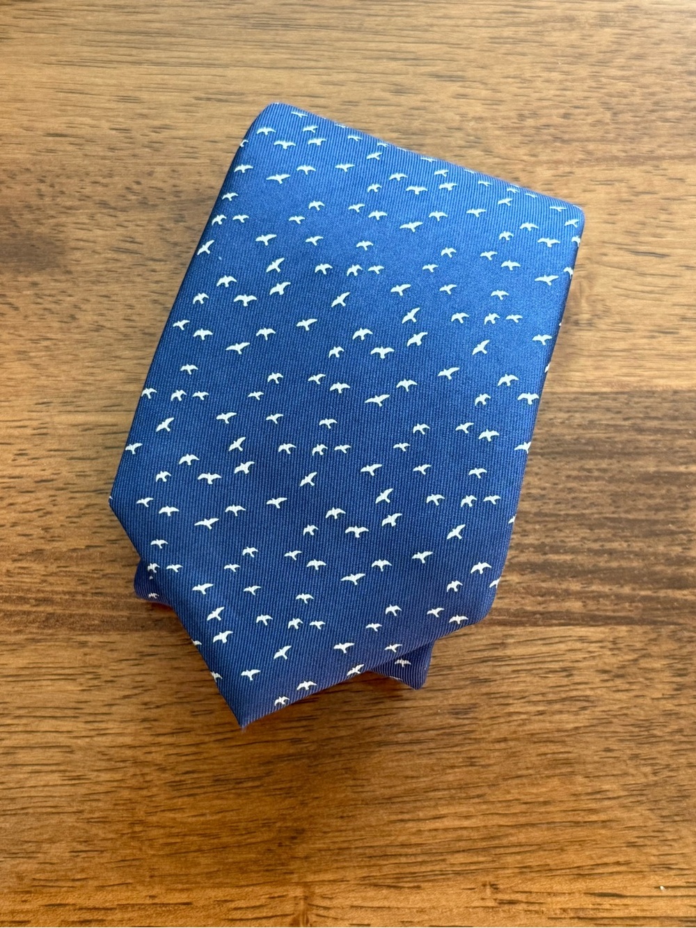 Vineyard vines, men’s necktie blue with white doves